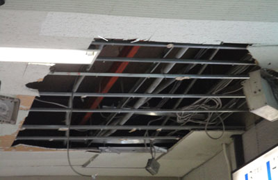 天井が崩壊した駅の様子.jpg